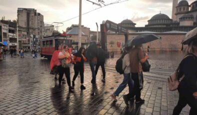 Taksim’de aniden bastıran yağmur vatandaşlara zor anlar yaşattı