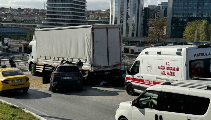 Zeytinburnu’ndaki feci kazada otomobil, park halindeki kamyonete çarptı: 1 ölü