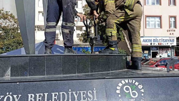 Düşürdüğü parasını almak için girdiği anıtta mahsur kaldı